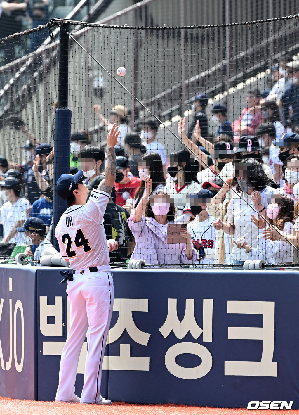 두산 오재원이 팬 가까이 다가가 KBO리그 40주년 공인구를 던져주고 있다. 2022.04.24 /jpnews@osen.co.kr