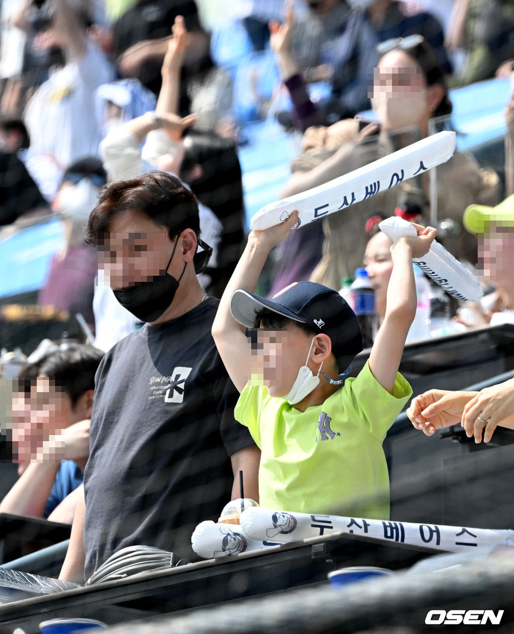 두산 어린이 팬이 볼을 받기 위해 손을 흔들고 있다. 2022.04.24 /jpnews@osen.co.kr