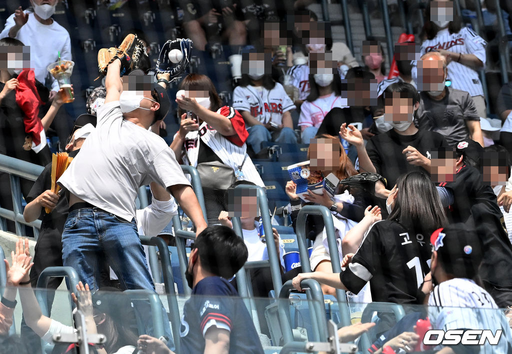 팬들이 선수들이 던져준 KBO리그 40주년 공인구를 받기 위해 글러브를 뻗고 있다. 2022.04.24 /jpnews@osen.co.kr