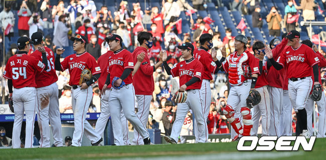 SSG 선수들이 승리의 기쁨을 나누고 있다. 2022.04.02 /OSEN DB