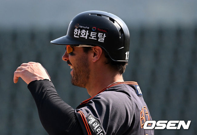 한화 터크먼이 계속되는 견제에 미소짓고 있다. 2022.04.03 /OSEN DB