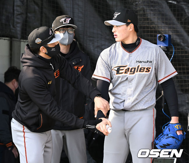 한화 신인 박준영과 로사도 투수코치가 불펜 피칭 중 대화를 나누 고 있다. 2022.02.14 /OSEN DB