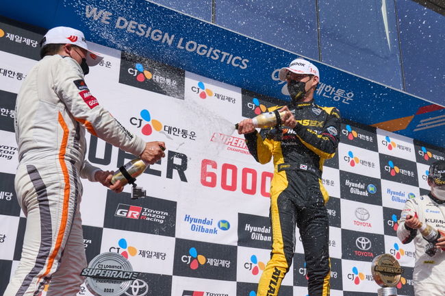김종겸이 24일 2022 CJ대한통운 슈퍼레이스 챔피언십 1라운드에서 슈퍼 6000 클래스 정상에 올랐다.