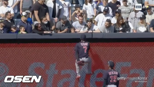 24일 경기에서 외야 벽을 올라 양키스 팬들에 대응하는 마일스 스트로. / ESPN