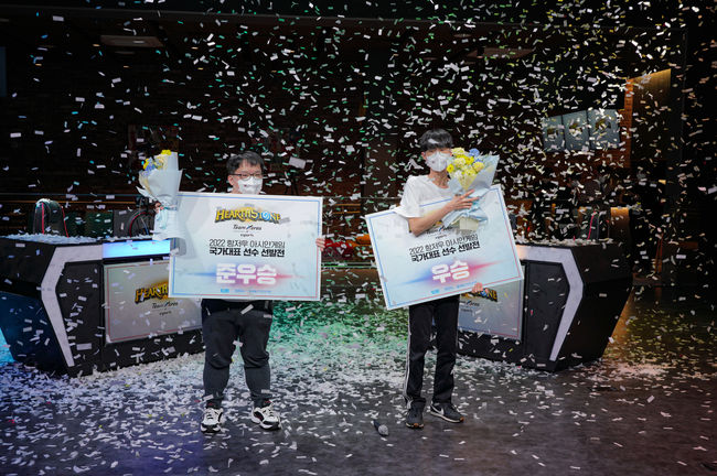 2022 항저우 아시안게임 '하스스톤' 종목 국가대표로 선발된 박준수(왼쪽)와 권혁주. /블리자드 엔터테인먼트 제공.