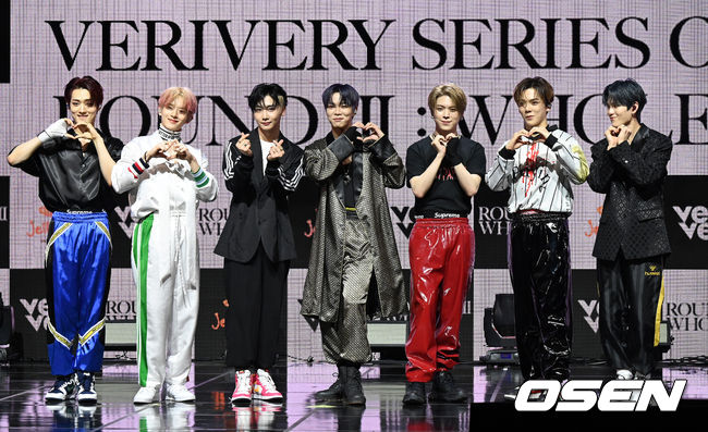 25일 서울 광장동 예스24 라이브홀에서 베리베리의 첫 정규 앨범 ‘VERIVERY SERIES O [ROUND 3 : WHOLE]’ 쇼케이스가 열렸다.<br /><br />베리베리(동헌, 호영, 민찬, 계현, 연호, 용승, 강민)이 포토타임을 하고 있다. 2022.04.25 /jpnews@osen.co.kr
