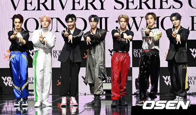 25일 서울 광장동 예스24 라이브홀에서 베리베리의 첫 정규 앨범 ‘VERIVERY SERIES O [ROUND 3 : WHOLE]’ 쇼케이스가 열렸다.<br /><br />베리베리(동헌, 호영, 민찬, 계현, 연호, 용승, 강민)이 포토타임을 하고 있다. 2022.04.25 /jpnews@osen.co.kr