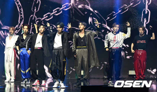 25일 서울 광장동 예스24 라이브홀에서 베리베리의 첫 정규 앨범 ‘VERIVERY SERIES O [ROUND 3 : WHOLE]’ 쇼케이스가 열렸다.<br /><br />베리베리(동헌, 호영, 민찬, 계현, 연호, 용승, 강민)가 언더커버 무대를 선보이고 있다. 2022.04.25 /jpnews@osen.co.kr