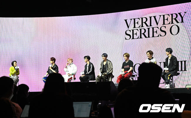 25일 서울 광장동 예스24 라이브홀에서 베리베리의 첫 정규 앨범 ‘VERIVERY SERIES O [ROUND 3 : WHOLE]’ 쇼케이스가 열렸다.<br /><br />베리베리(동헌, 호영, 민찬, 계현, 연호, 용승, 강민)가 방송인 박경림의 진행으로 간담회를 하고 있다. 2022.04.25 /jpnews@osen.co.kr