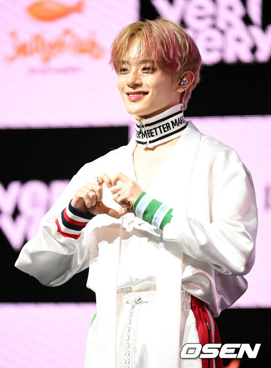 25일 서울 광장동 예스24 라이브홀에서 베리베리의 첫 정규 앨범 ‘VERIVERY SERIES O [ROUND 3 : WHOLE]’ 쇼케이스가 열렸다.<br /><br />베리베리 강민이 포토타임을 하고 있다. 2022.04.25 /jpnews@osen.co.kr
