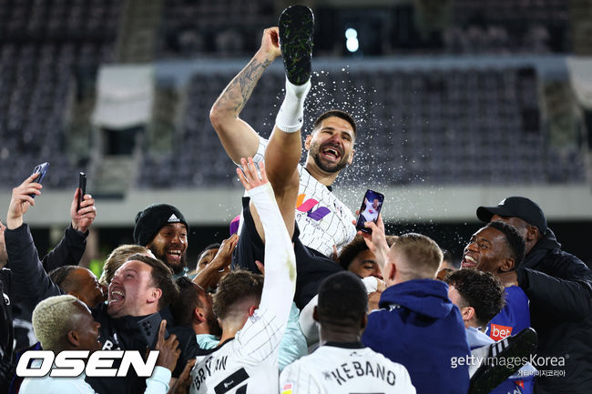 [사진] 승격을 확정 짓고 기뻐하는 미트로비치와 동료들 ⓒGettyimages(무단전재 및 재배포 금지)