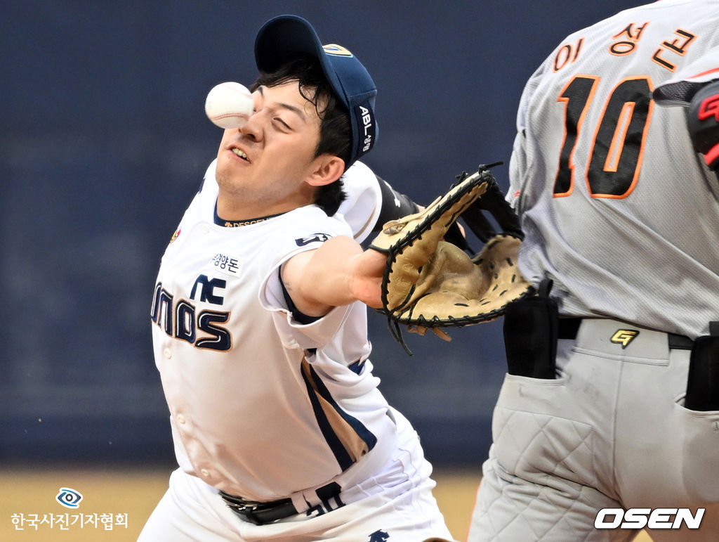 <이달의보도사진상 - 우수상>창원NC파크에서 KBO리그 NC 다이노스와 한화 이글스의 시범경기가 열렸다. 5회초 NC 1루수 오영수가 한화 선두타자 이성곤의 몸에    맞고 나오는 공에 얼굴을 맞고 있다<조은정기자/ 오 센/ 한국사진기자협회 - 무단전재 재배포금지>