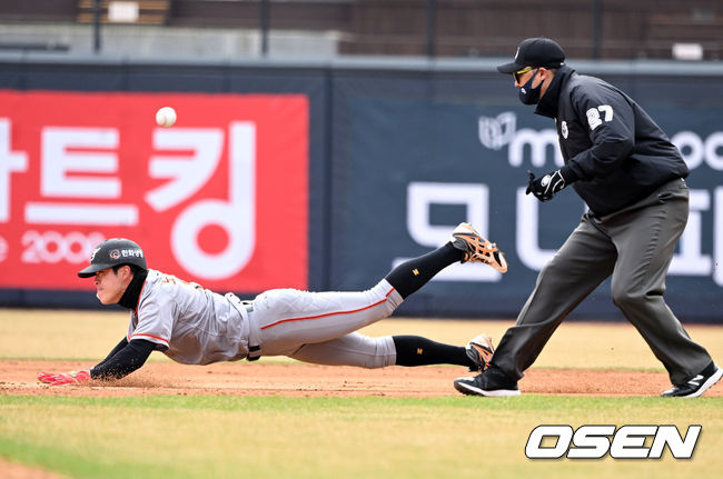 한화 노수광이 2루 도루를 시도하고 있다. 2022.03.21 /OSEN DB