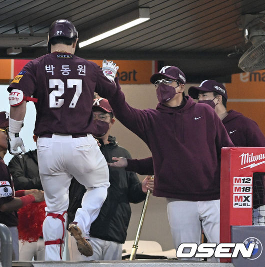 키움 박동원이 달아나는 좌월 만루포를 날리고 홈을 밟은 뒤 홍원기 감독과 인사를 나누고 있다. 2022.04.19 / dreamer@osen.co.kr