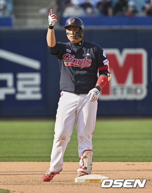 롯데 자이언츠 한동희가 9회초 1타점 적시타를 치고 세리머니를 하고 있다. 2022.04.24 / foto0307@osen.co.kr