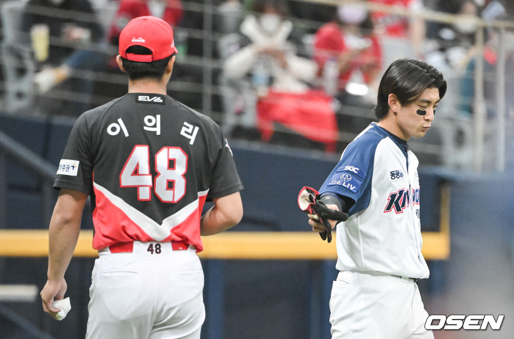 3회말 이닝종료 역전타 해낸 키움 이정후가 KIA 선발투수 이의리와 이야기 나누고 있다. / soul1014@osen.co.kr