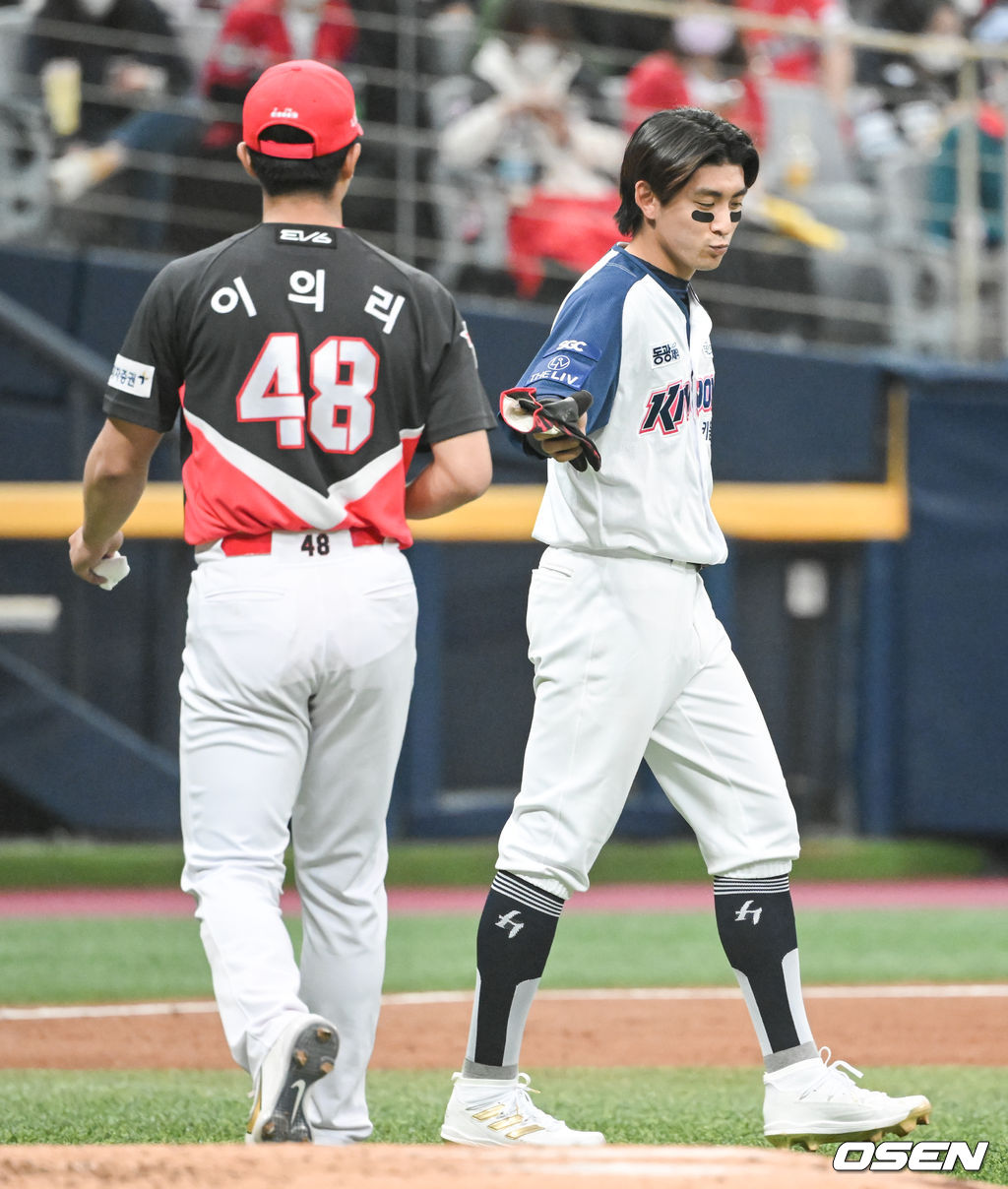 3회말 이닝종료 역전타 해낸 키움 이정후가 KIA 선발투수 이의리와 이야기 나누고 있다. / soul1014@osen.co.kr