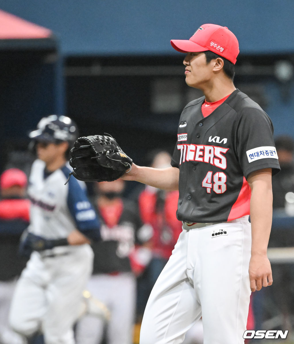 23일 오후 서울 고척스카이돔에서 ‘2022 신한은행 SOL KBO리그’ 키움 히어로즈와 KIA 타이거즈의 경기가 진행됐다.5회말 2사 키움 이정후에게 솔로홈런을 허용한 KIA 이의리가 아쉬워하고 있다. 2022.04.23 / soul1014@osen.co.kr