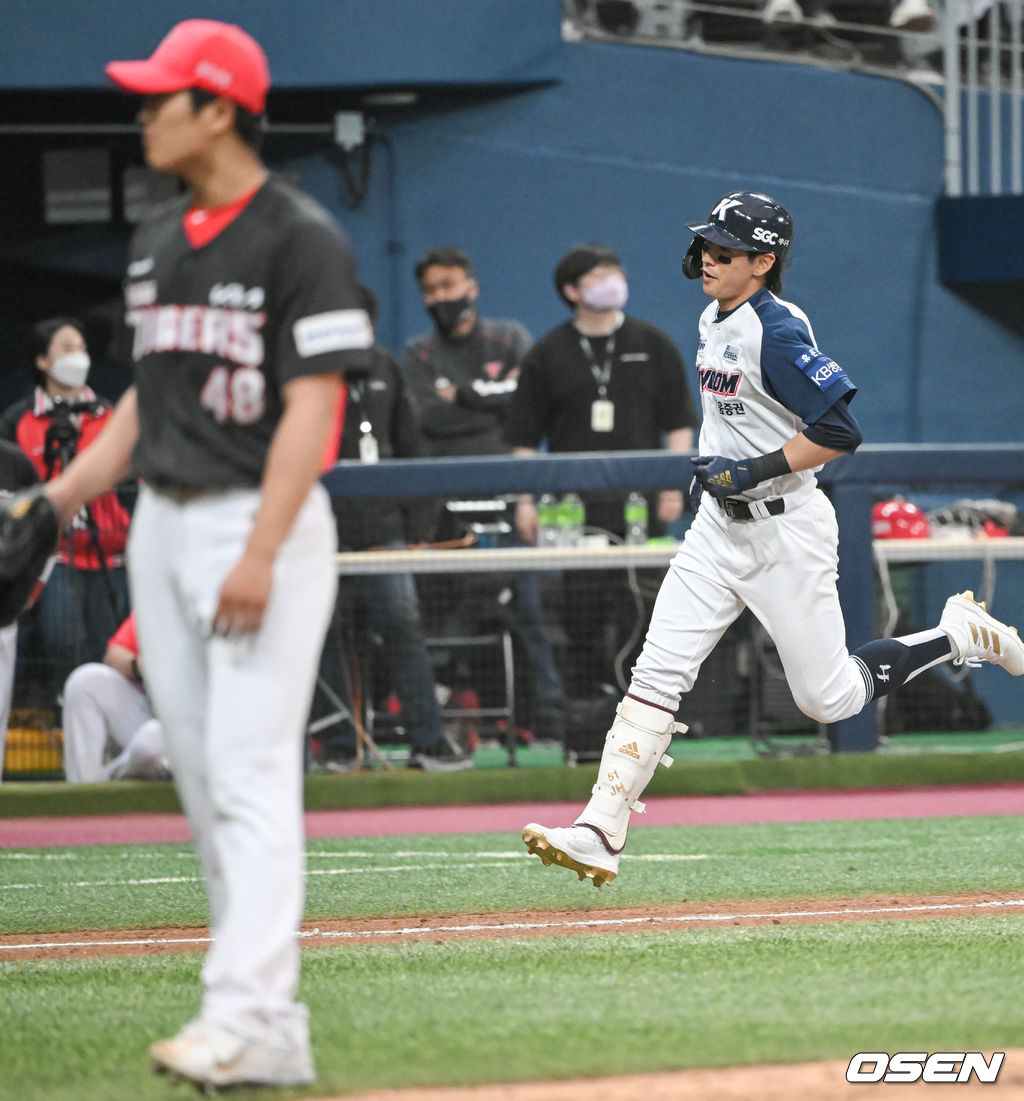 23일 오후 서울 고척스카이돔에서 ‘2022 신한은행 SOL KBO리그’ 키움 히어로즈와 KIA 타이거즈의 경기가 진행됐다.5회말 2사 키움 이정후가 솔로홈런을 날린뒤 베이스를 돌고 있다. 2022.04.23 / soul1014@osen.co.kr