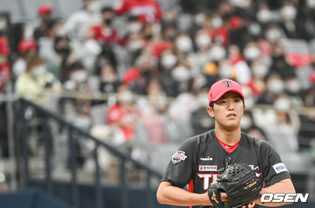 3회말 키움 이정후에게 역전타 허용한 KIA 선발투수 이의리가 아쉬워하고 있다. / soul1014@osen.co.kr