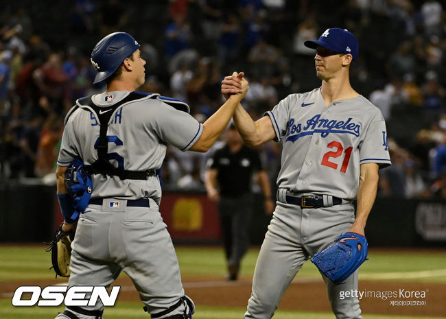 [사진] LA 다저스 선발투수 워커 뷸러(오른쪽). ⓒGettyimages(무단전재 및 재배포 금지)