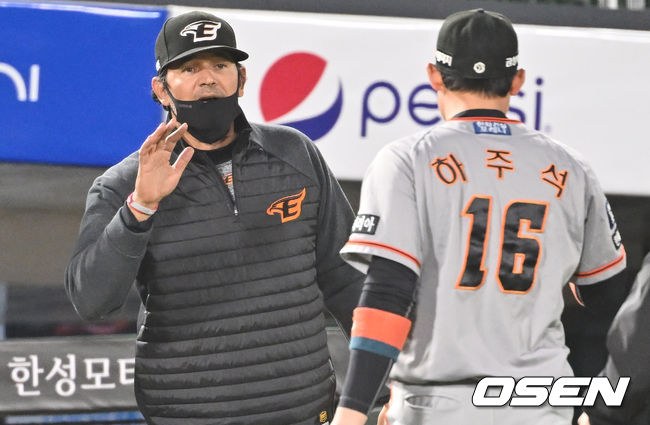 한화 수베로 감독이 하주석과 기쁨을 나누고 있다. 2022.04.19 /OSEN DB