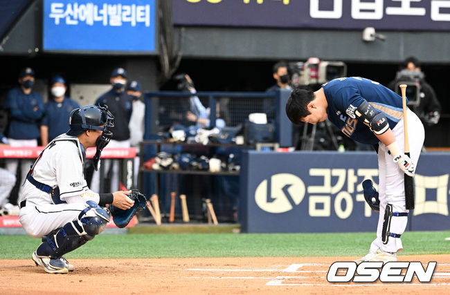 1회초 무사 1루에서 NC 박건우가 타석에 들어서며 팬들과 두산 더그아웃을 향해 인사를 하고 있다. 2022.04.26 /jpnews@osen.co.kr