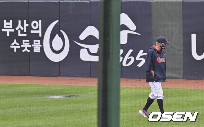 하루 종일 내리던 비가 그치자 롯데 자이언츠 래리 서튼 감독이 사직야구장 외야를 직접 점검하고 있다. 2022.04.26 / foto0307@osen.co.kr