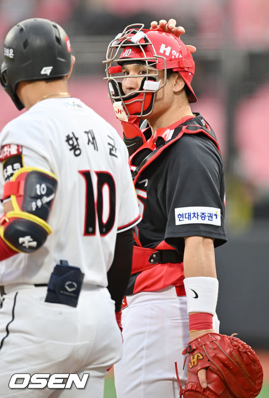 1회말 1사 KT 황재균이 타석에 서며 KIA 박동원과 얘기를 나누고 있다. 2022.04.26 /rumi@osen.co.kr