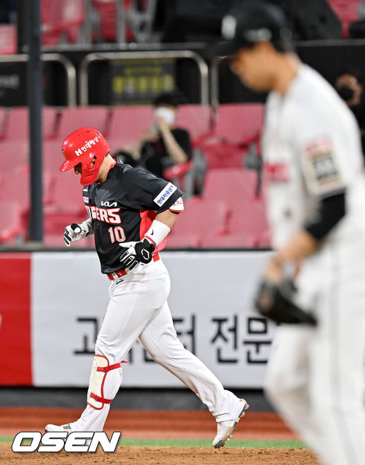 9회초 2사 주자 3루 KIA 박동원이 중월 투런 홈런을 날린 후 절뚝거리며 그라운드를 돌고 있다. 2022.04.26 /rumi@osen.co.kr