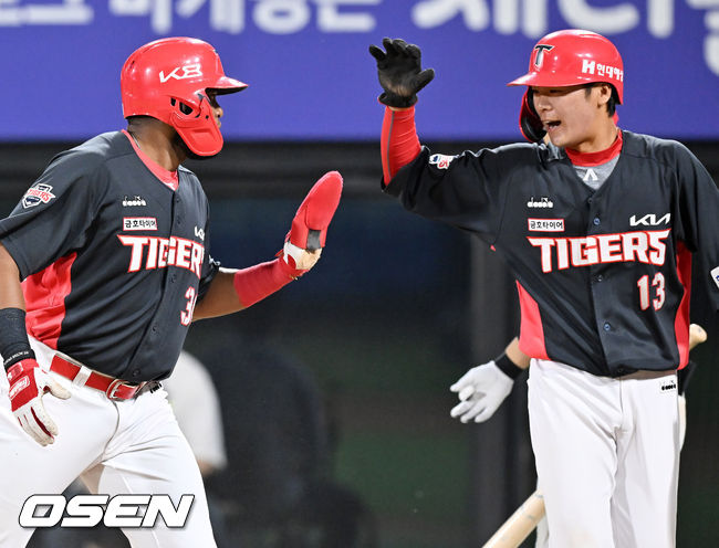 8회초 1사 주자 만루 KIA 박정우의 중견수 앞 2타점 적시타때 김규성과 소크라테스가 홈에서 세이프 된 후 기뻐하고 있다. 2022.04.26 /rumi@osen.co.kr