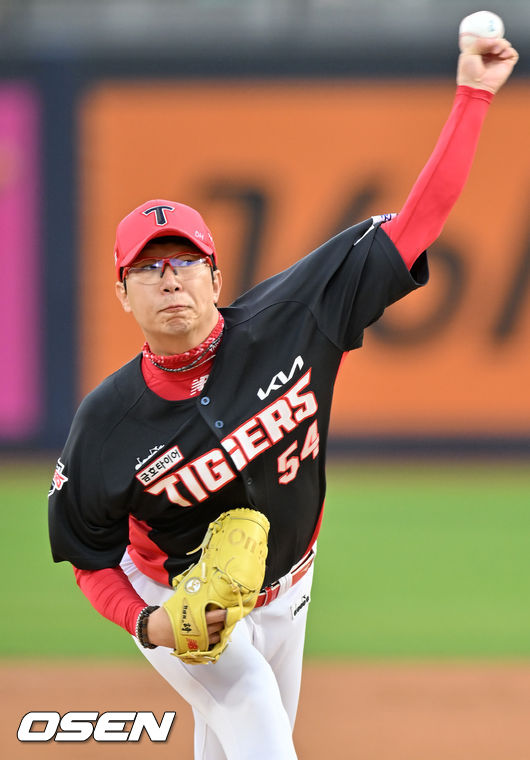 경기 전 KIA 선발 양현종이 마운드 위에서 힘차게 공을 뿌리고 있다. 2022.04.26 /rumi@osen.co.kr