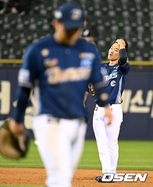 4회말 1사 2,3루에서 NC 노진혁이 두산 김인태의 2타점 적시타에 아쉬워하고 있다. 2022.04.26 /jpnews@osen.co.kr