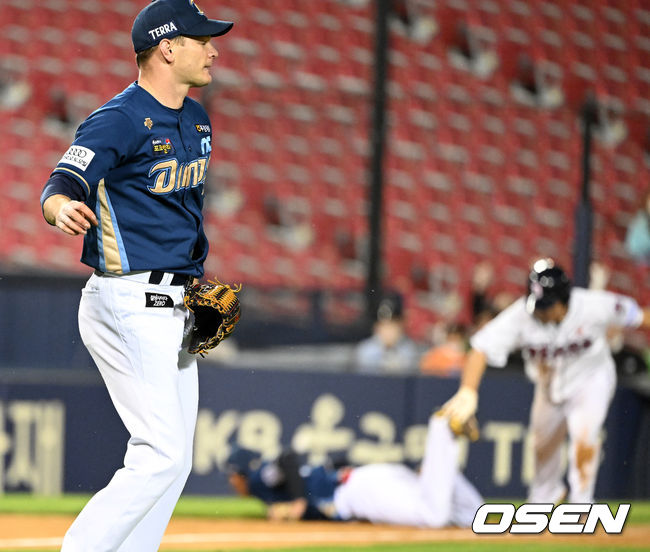 4회말 무사 1,2루에서 NC 루친스키가 두산 강승호의 보내기 번트에 3루 악송구를 범하며 아쉬워하고 있다. 2022.04.26 /jpnews@osen.co.kr