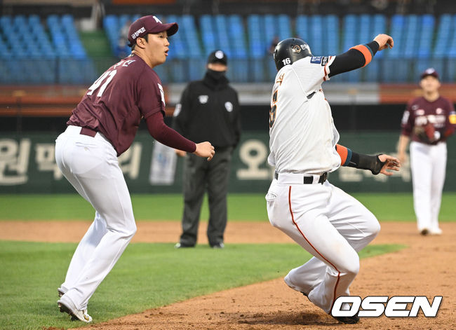 2회초 2사 1루 한화 노수광의 타석 때 견제에 걸린 1루 주자 하주석이 안우진의 태그를 피하고 있다. 2022.04.26 /ksl0919@osen.co.kr
