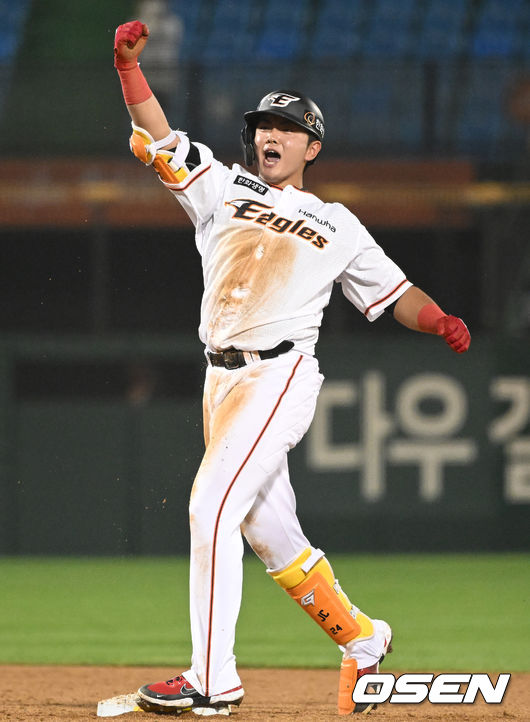 26일 오후 대전 한화이글스파크에서 ’2022 신한은행 SOL KBO리그’ 한화 이글스와 키움 히어로즈의 경기가 열렸다.7회말 2사 1, 2루 한화 임종찬이 역전 1타점 적시타를 날린 뒤 세레모니를 하고 있다. 2022.04.26 /ksl0919@osen.co.kr