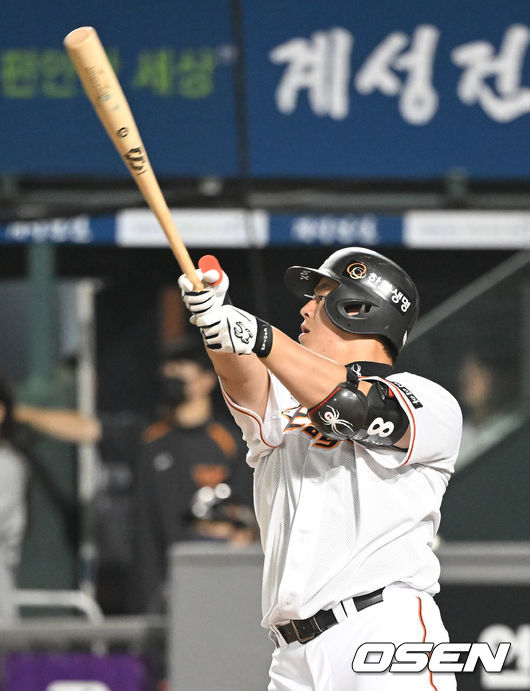 26일 오후 대전 한화이글스파크에서 ’2022 신한은행 SOL KBO리그’ 한화 이글스와 키움 히어로즈의 경기가 열렸다.6회말 2사 1, 2루 한화 노시환이 동점 2타점 적시타를 날리고 있다. 2022.04.26