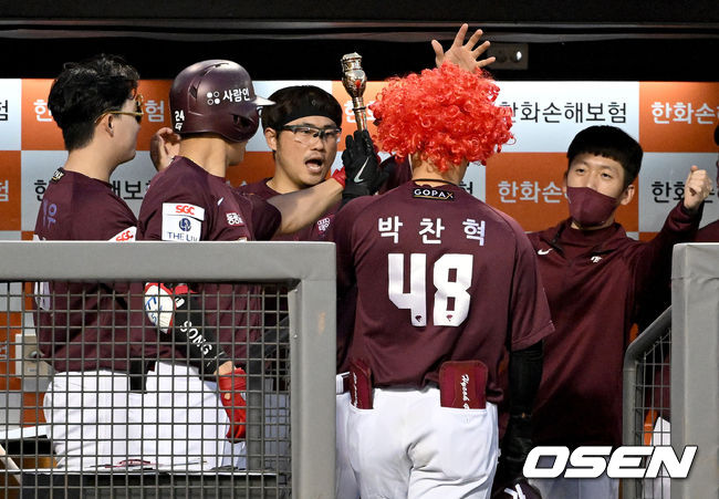 26일 오후 대전 한화이글스파크에서 ’2022 신한은행 SOL KBO리그’ 한화 이글스와 키움 히어로즈의 경기가 열렸다.3회초 1사 키움 박찬혁이 선제 솔로포를 날린 뒤 더그아웃에서 동료 선수들과 기쁨을 나누고 있다. 2022.04.26