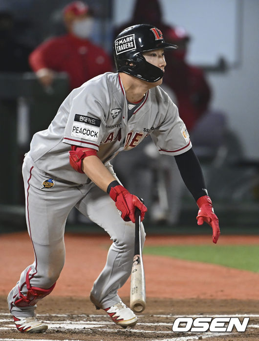 SSG 랜더스 최지훈이 6회초 1타점 적시타를 치고 있다. 2022.04.26 / foto0307@osen.co.kr