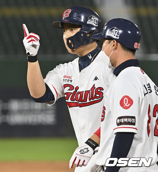 롯데 자이언츠 한동희가 3회말 1타점 적시타를 치고 세리머니를 하고 있다. 2022.04.26 / foto0307@osen.co.kr