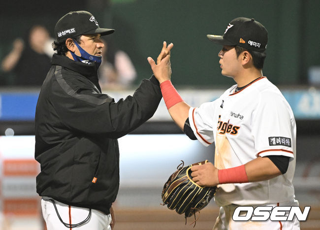 한화가 안우진을 앞세운 키움을 꺾었다. 한화는 26일 대전 한화생명이글스파크에서 열린 2022 신한은행 SOL KBO리그 키움과의 홈경기를 5-2 역전승으로 장식했다. 경기 종료 후 한화 수베로 감독, 임종찬이 하이파이브를 하고 있다. 2022.04.26 /ksl0919@osen.co.kr