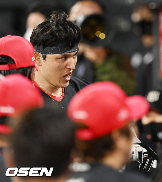 9회초 2사 주자 3루 KIA 박동원이 중월 투런 홈런을 날린 후 덕아웃에 들어서며 하이파이브를 하고 있다. 2022.04.26 /rumi@osen.co.kr