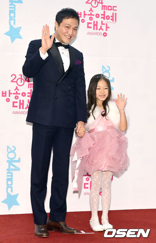 [사진=OSEN DB] 과거 배우 정웅인(왼쪽)이 첫째 딸 정세윤(오른쪽)과 함께 MBC 방송연예대상 레드카펫에 참석한 모습. 