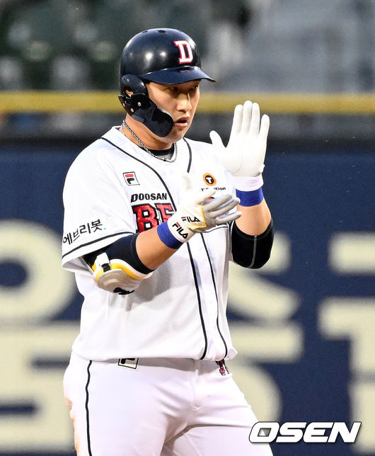 2회말 2사 2루에서 두산 김인태가 1타점 좌전 적시타를 날리고 기뻐하고 있다. 2022.04.26 /jpnews@osen.co.kr