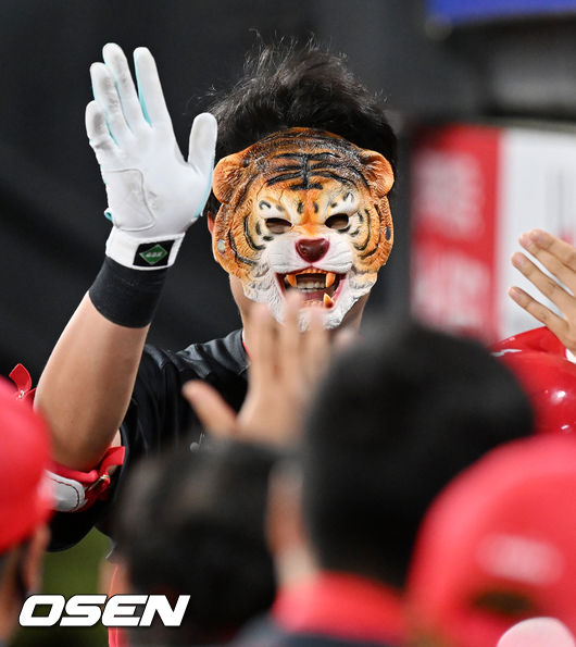 7회초 KIA 선두타자로 나온 KIA 김석환이 우월 역전 솔로 홈런을 날린 후 덕아웃에서 호랑이 가면을 쓰고 하이파이브를 하고 있다. 2022.04.26 /rumi@osen.co.kr
