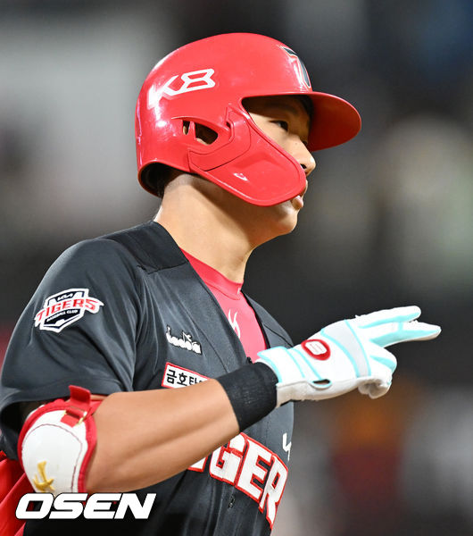 7회초 KIA 선두타자로 나온 KIA 김석환이 우월 역전 솔로 홈런을 날린 후 그라운드를 돌고 있다. 2022.04.26 /rumi@osen.co.kr