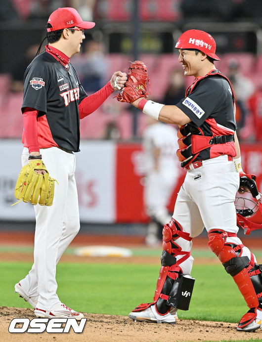 26일 오후 수원 KT위즈파크에서 ’2022 신한은행 SOL KBO리그’ KT 위즈와 KIA 타이거즈의 경기가 열렸다. 7회말 2사 KIA 선발 양현종이 마운드를 내려가며 KIA 박동원과 하이파이브를 하고 있다. 2022.04.26 /rumi@osen.co.kr