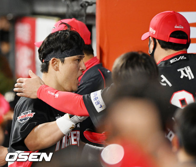 26일 오후 수원 KT위즈파크에서 ’2022 신한은행 SOL KBO리그’ KT 위즈와 KIA 타이거즈의 경기가 열렸다. 9회초 2사 주자 3루 KIA 박동원이 중월 투런 홈런을 날린 후 덕아웃에서 축하를 받고 있다. 2022.04.26 /rumi@osen.co.kr