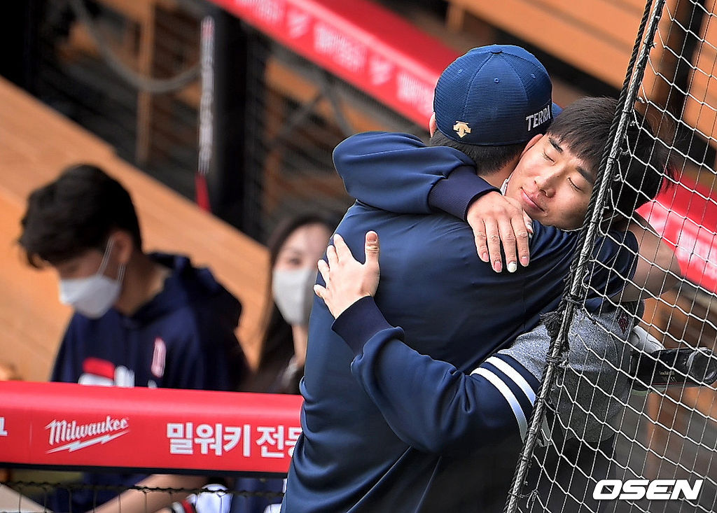 26일 서울 잠실구장에서 2022 신한은행 SOL KBO리그 두산 베어스와 NC 다이노스의 경기가 열렸다. 경기에 앞서 두산 허경민이 동갑내기 절친 NC 박건우와 포옹을 하고 있다. 2022.04.26 /jpnews@osen.co.kr