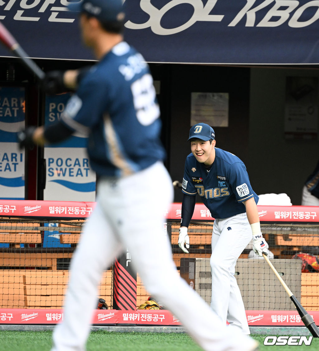 경기에 앞서 NC 박건우가 두산 더그아웃의 선수들과 인사를 나누며 장난을 치고 있다. 2022.04.26 /jpnews@osen.co.kr
